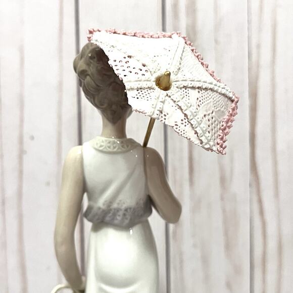 Vintage LLADRO #7617 Porcelain Figurine Garden Classic Woman & Umbrella **Broken - Picture 9 of 13